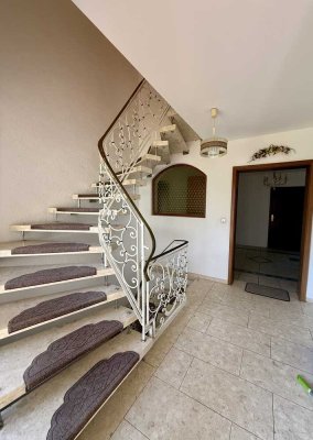 Freistehendes Zweifamilienhaus in Burgheim mit Photovoltaik, zwei Garagen und großzügigem Grundstück