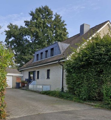 Freundliche und vollst. renovierte 5-Raum-DG-Wohnung mit geh. Innenausstattung mit EBK