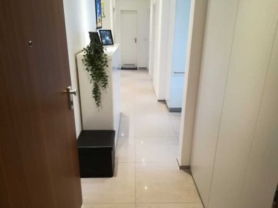 4-Zimmer Erdgeschosswohnung mit Einbauküche und zwei Balkonen