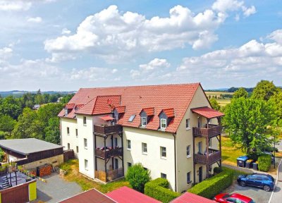 Gepflegte 3-Raum-Dachgeschoss-Wohnung mit Balkon * Blick auf DD * EBK * Wanne * Gäste-WC * 2 PKW-SP