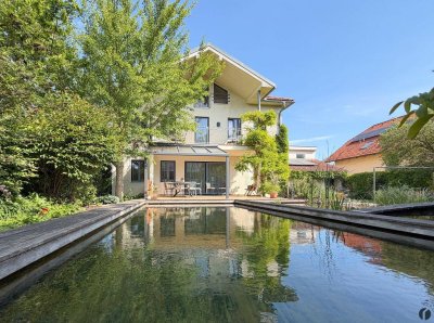 Ruhe, Raum und Qualität: Großes Einfamilienhaus mit Naturpool, Teich und Wärmepumpe