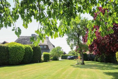 Gepflegte Doppelhaushälfte unter Reet samt Garten, Sauna, Whirlpool und Bauland  in Feldrandlage