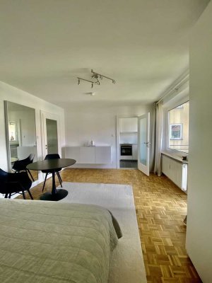 Möblierte, renovierte 1-Zimmer-Wohnung mit Balkon und EBK in München Schwabing-West am Olympiapark