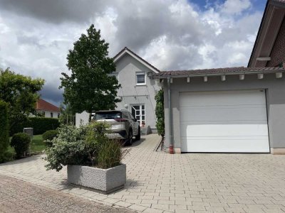 Neuwertiges Einfamilienhaus in Toplage mit schönem Garten und PKW-Garage von Herxheim!