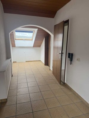 Warmmiete: Helle teilrenovierte 2,5 Zimmer Wohnung in Lorch-Waldhausen