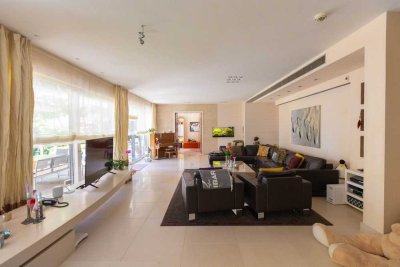 Kronberg! Traumhafte Villa in bester Lage mit Wellness- plus Au-pair Bereich und vielem mehr.