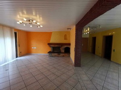 Geschmackvolle Whg. mit drei Zimmern sowie 1großes Bad, 1kleines Bad, Balkon,Einbauküche und Garten!