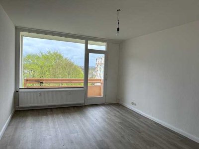 Teilsanierte 2-Zimmer-Wohnung mit Loggia in Mettenhof zu mieten