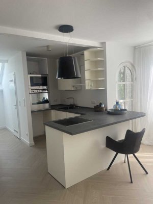 Helle, frisch renovierte 2-Raum-Wohnung teilmöbliert mit Balkon und Einbauküche in Baldham