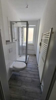 Modernes Badezimmer & frisch für Sie herausgeputzt!