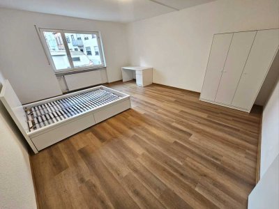 Saniertes Zimmer zu vermieten mit 25qm in 6er-WG!