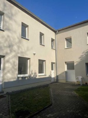 Frisch renoviertes Reihenmittel-Hinterhaus, 4-Zimmer, 2 Bäder und EBK