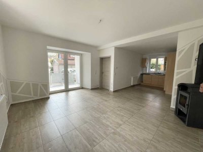 Neuwertige EG-Wohnung mit zwei Zimmern sowie Balkon und EBK in Untermünkheim