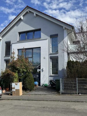Komfortable OG-Wohnung, 150qm, Balkon ,EBK , Aufzug , TG Stellplatz