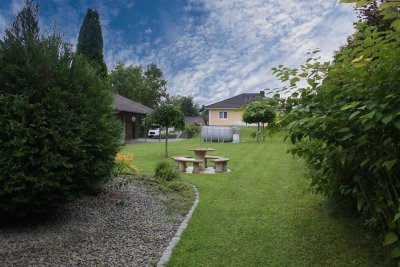 Großzügiger Bungalow mit Wintergarten, Einliegerwohnung, Photovoltaik & Baugrund