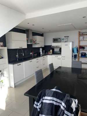 Neuwertige DG-Wohnung mit drei Zimmern in Duisburg Neudorf