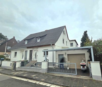 Große Doppelhaushälfte mit Einliegerwohnung, Garten und Garage in TOP-Lage