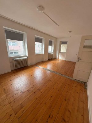 Großzügiges und helles WG-Zimmer in einer 2er WG - in Stuttgart-Mitte!