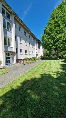 Kernsanierte, bezugsfertige, helle 3-Zi.-Wohnung mit Balkon und neuer EBK in Frankfurt zu vermieten