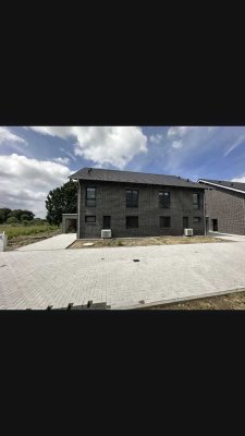 Geräumige, neuwertige 5-Raum-Doppelhaushälfte mit gehobener Innenausstattung in Heinsberg