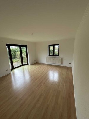 geräumige 3 Raumwohnung mit Terrasse, Duschbad mit Fenster, Carport und Gartenanteil