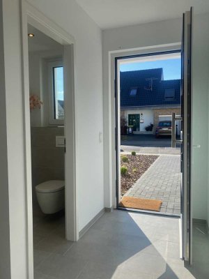 Erstbezug: hochwertig ausgestattetes Einfamilienhaus mit 6 Zimmern und Keller & Garten