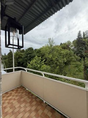Stilvolle 2,5-Zimmer-Dachgeschosswohnung im Altbaucharme – Erstbezug, mit Balkon, frei