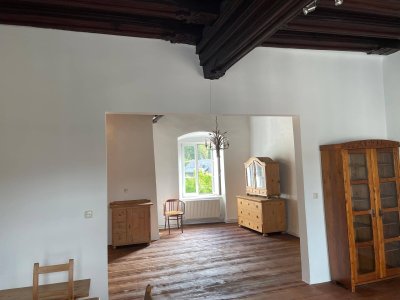 Geräumige 4-Zimmer Altbauwohnung mit Einbauküche