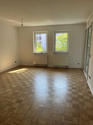 Schöne 4 Zimmer Wohnung mit Balkon