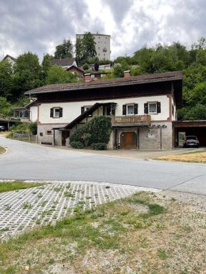 Vielseitige Immobilie mit ausbaufähigem Dachgeschoss, großzügiger Gewerbeeinheit & Gartenidylle !