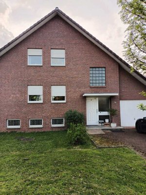 Freistehendes Zweifamilienhaus mit 2 Garagen in ruhiger Lage in Bad Pyrmont, Am Hakeberge 18