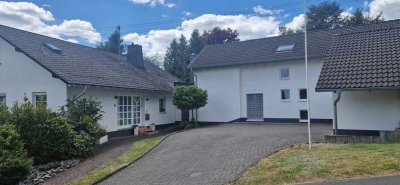 Außergewöhnliches Anwesen mit Einliegerwohnung und 2 DO-Garagen in Top-Lage von Burbach-Holzhausen