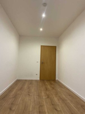 Schönes helles Zimmer in 6er-WG direkt am Hauptbahnhof – 420€ warm