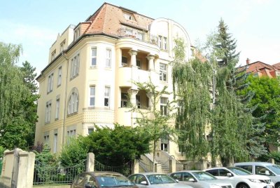 ++ Helle und schöne Altbau 2- Raumwohnung mit Parkett, Wohnküche und Außenstellplatz in Dresden Stri