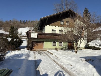Wohnhaus mit gemütlicher Bauernstube, offenem Kamin, Kachelofen, Garage und süd-westseitiger Terrasse