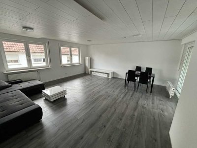 Großzügige 4,5-Zimmer-Wohnung - Wintergarten, Stellplatz, Garage