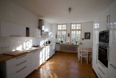 Attraktive, renovierte 4-Zimmer-EG-Wohnung mit EBK in Villa mit gr. Garten