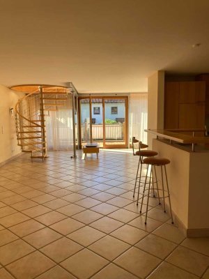 Von privat: Maisonette-Wohnung mit großer Terrasse befristet zu vermieten