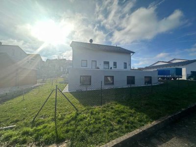 320 m² & 14 Zimmer - Einfamilienwohnhaus mit Praxisräumen in Eisingen