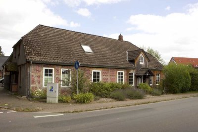 Ruhiges Einfamilienhaus mit vermieteter Wohnung, zwei Gärten und Ausbaupotenzial