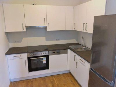 Sanierter 2 ZIMMER-Altbau + Süd-Balkon + extra Küche neu möbliert + neuwertiges Bad mit Dusche / WC!