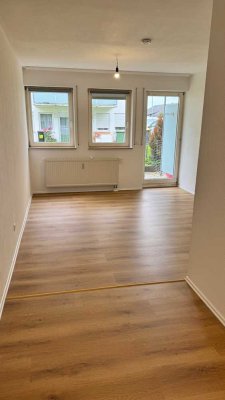 Erstbezug nach Renovierung! 1,5-Zimmer-Wohnung mit Terrasse, Keller & TG-Stellplatz