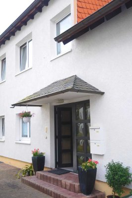 3-Zimmer-DG-Wohnung (90 m²) mit EBK und modernem Tageslichtbad (Dusche & Wanne) in Usingen