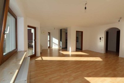 Einpersonen-Wohnung: Großzügig geschnitten, Tageslicht von 3 Himmelsrichtungen, mit Süd-Balkon
