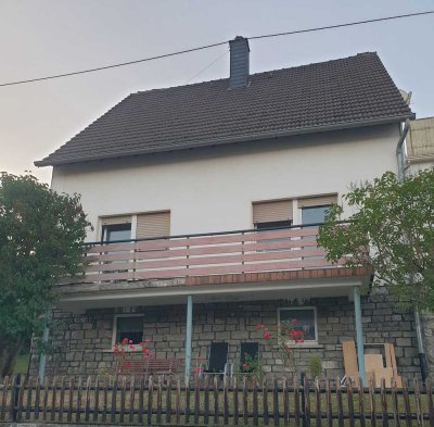 freistehendes Haus, 7 Zimmer, EBK, 2 Bäder, 2 Balkone, Keller in Sohren zu vermieten