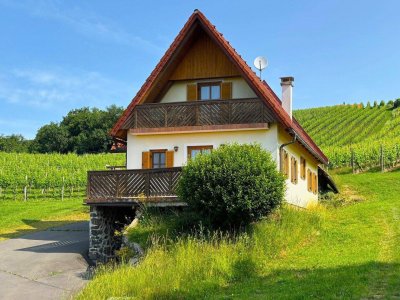 Umgebautes Kellerstöckl mit 3 Wohneinheiten, Terrasse, Balkon, Keller und Weingarten in Aussichtslage