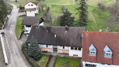 Zweifamilienhaus mit Baureserve, Doppelgarage und großem Grundstück