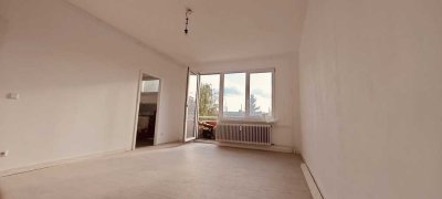 Bezugsfrei, sanierte Kapitalanlage 1. Z Wohnung zentral, hell, Balkon, Keller, S-Stresowstr.