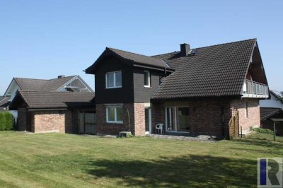 Dierdorf Nähe A3, Geräumiges Einfamilienhaus mit zwei Garagen