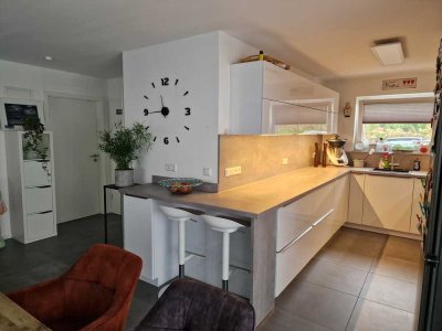 Moderne  lichtdurchflutete 4,5-Zimmer-EG-Wohnung mit Balkon, Tiefgarage & Fußbodenheizung